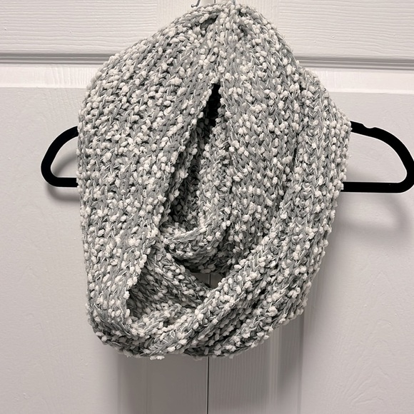 🤍 NWT Forever 21 Circle Scarf Chunky Knit Capsule Neutral Gray Cream 🤍 - Picture 2 of 6